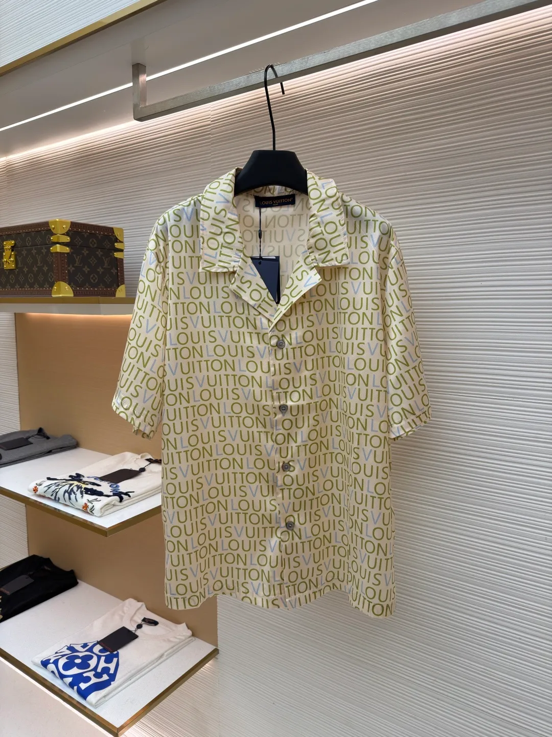 LOUIS VUITTON full-print letter short-sleeved shirt ●Item number: 1682512-A50 ●Material: cotton fabric ●Technology: printing production ●Color: apricot ●Version: fitted version ●Weight: about 180 grams ●Size: S-M-L-XL ●Description: Made of high-thread-count pure cotton poplin fabric. The fabric is treated with pre-washing water and feels smooth and breathable. It has good drape and stiffness, and is not easy to wrinkle and deform. The brand letter pattern printed all over the body of the garment is produced using digital direct printing technology. The color reproduction is high and the pattern is delicate. It is not easy to fade and smudge after high-temperature fixation treatment. The letters are neatly arranged to highlight the brand recognition. The shirt is designed with a Cuban collar, the neckline is smooth and natural, and the buttons at the placket are made of custom mother-of-pearl buttons, which have a warm and shiny texture. The overall cut is a loose silhouette, the shoulder joints are flat-stitched, the stitching is straight and fine, the cuffs are short-sleeved cuffs, and the details are exquisite. The customized accessories and three labels are complete, making it easily suitable for casual vacations and daily outings. The overall wiring is straight and delicate, the fabric is comfortable and soft, and the color is consistent without color difference. It can be matched with the same style to create a fashionable look and control various occasions. Customized accessories, complete with three standards, same style for men and women!